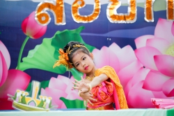 20201103044955.jpg -  ต๋ามฮีต ตวยฮอย ลอยกระทงยี่เป็ง (หนูน้อยนพมาศรุ่นจิ๋ว)  พ.ศ.2563 | https://www.abcm.ac.th