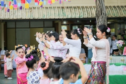 20201103045011.jpg -  ต๋ามฮีต ตวยฮอย ลอยกระทงยี่เป็ง (หนูน้อยนพมาศรุ่นจิ๋ว)  พ.ศ.2563 | https://www.abcm.ac.th